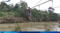 Jembatan Penghubung Desa Pulau Bayur Terputus Akibat Banjir Bandang, Warga Nekat Melintas Lewat Tali Gantung