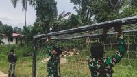 Lengkapi Sarana Olahraga, Satgas Yonif 623 Pasang Jaring Gawang