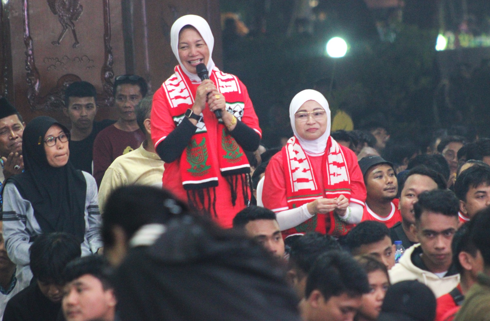 Semangat Tinggi Warga Bojonegoro Nobar Timnas di Pendopo Malowopati