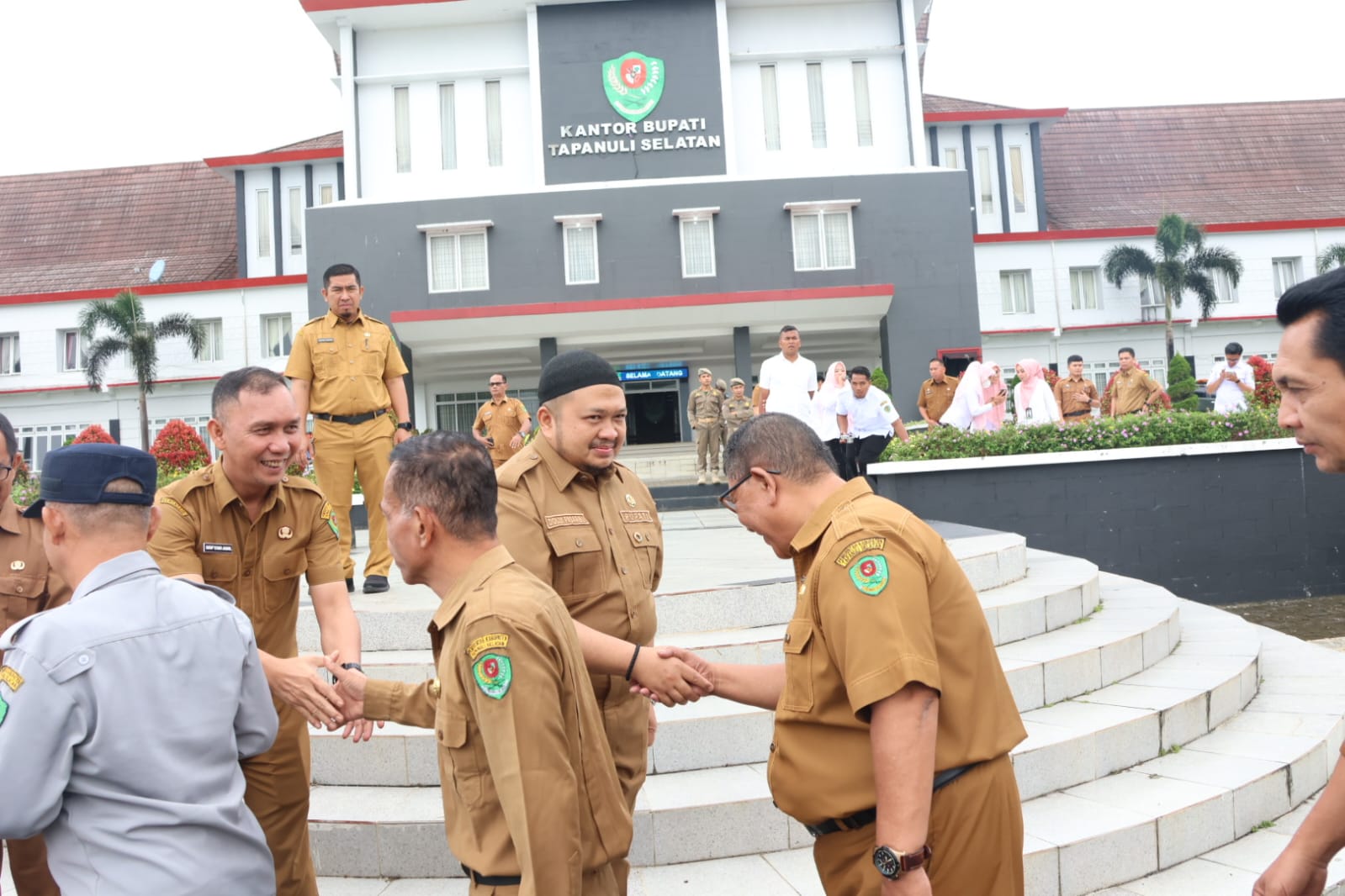 Usai Cuti Lebaran, Bupati Tapsel Pimpin Apel Gabungan