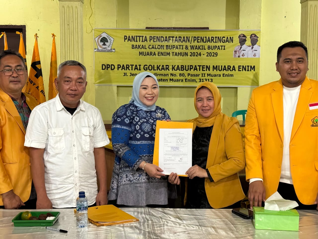 Siap Bertarung Di Pilkada 2024 Lidyawati Cik Ujang Kembalikan Formulir Pendaftaran Bacabup Muaraenim 