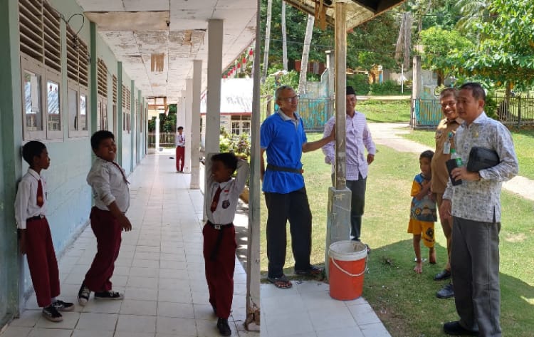 Anggota DPRD Lingga Sui Hiok Prihatin, Dengan kondisi sekolah SD di Pulau Duyung