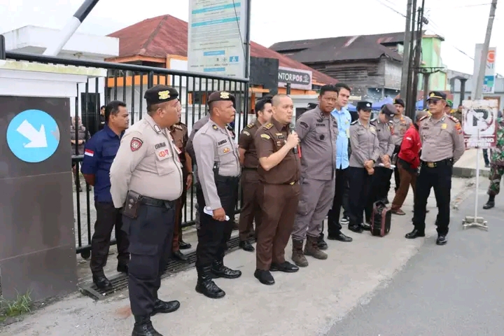 Polres Dairi Kawal Aksi Unjuk Rasa Dari Aliansi Pemerhati Pengguna Anggaran Negara (AP2AN) Kabupaten Dairi