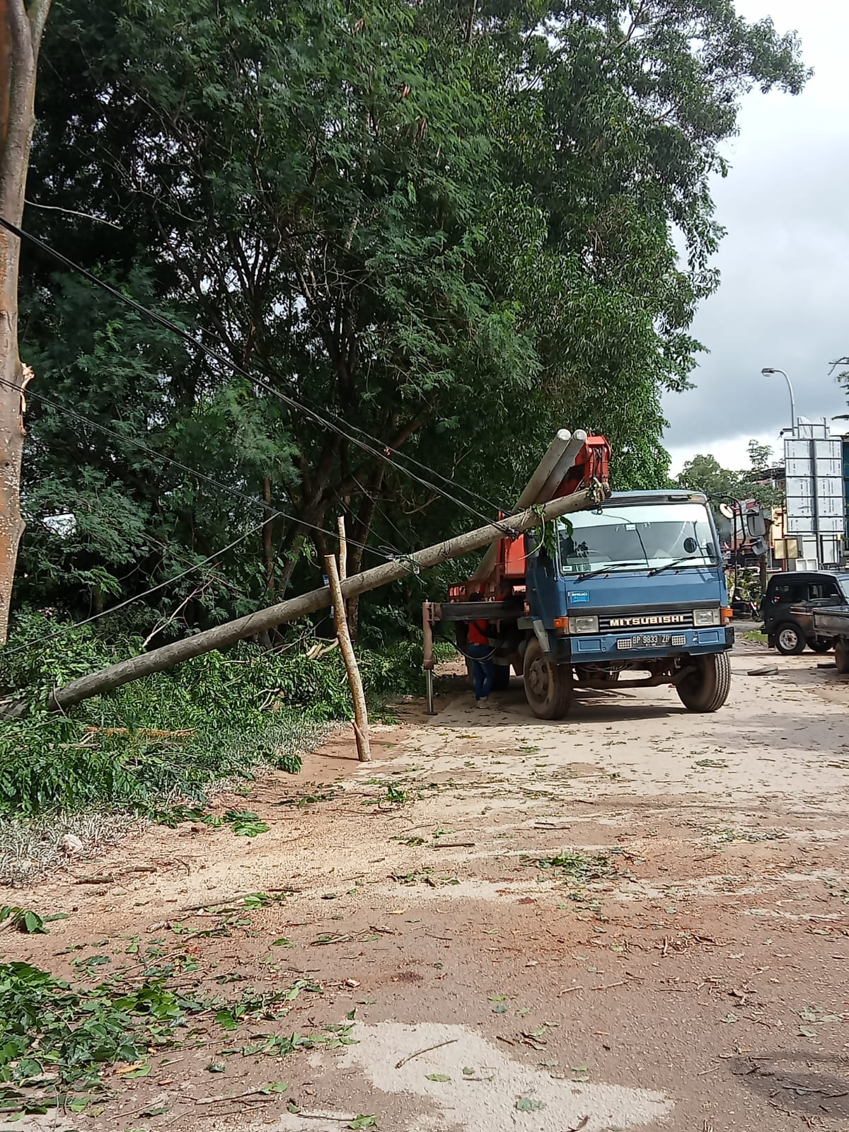 PLN BATAM CEPAT TAGGAP PEMULIHAN KELISTRIKAN PASCA POHON TUMBANG. Harianteks.com Batam- Pertengahan bulan mei ini batam sering di guyur hujan deras dan sesekali di barengi angin kencang, pada minggu 19 mei 2024 angin yang cukup kencang mengakibat kan pohon tumbang di jalan tiban princes menuju cipta land , pohon yang cukup lumayan besar itu tumbang menimpa tiang PLN hingga mengakibatkan tiang PLN nya juga ambruk tertimpa pohon yang cukup besar mengakibatkan terhalangnya ruas jalan dari tiban Princes Menuju Cipta Land. Tumbang nya tiang PLN mengakibatkan gangguan kelistrikan kearah Cipta Land dan perumahan sekitarnya. Informasi dari warga yang bermukim dekat pohon tumbang bernama Rekly, kejadian pohon tumbang bermula hujan turun di sertai angin yang cukup kencang dan tiba tiba pohon yang di tepi jalan tumbang dan menimpa tiang pln yang dekat pohon tersebut, beruntung tidak ada korban jiwa yang tertimpa. Dengan adanya informasi dari warga ganguan kelistrikan akibat pohon tumbang, PLN Batam langsung cepat tanggap datang kelokasi dan melakukan perbaikan dengan mengganti tiang yang tumbang dengan tiang yang baru dan memperbaiki cabel yang tertimpa pohon. Warga disekitar pohon yang tumbang mengaku bangga dan senang dengan kecekatan dan cepat tanggap PLN batam dalam merespon laporan warga dengan gangguan kelistrikan yang sempat mengkhatirkan warga akan pemadaman listrik sampai malam akibat pohon tumbang yg menimpa tiang PLN, tidak sampai hitungan jam pln batam sudah datang dan melakukan perbaikan ganguan kelistrikan yang di alami warga akibat pohon tumbang yang menimpa tiang PLN tutur warga.