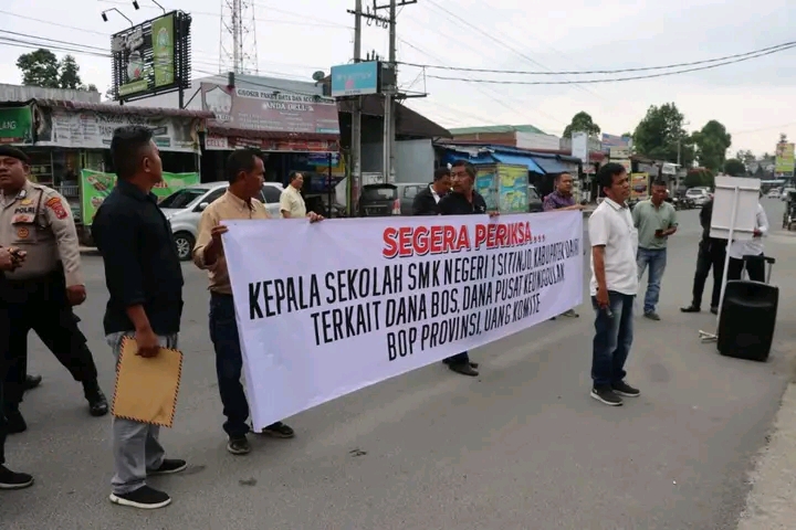 Polres Dairi Kawal Aksi Unjuk Rasa Dari Aliansi Pemerhati Pengguna Anggaran Negara (AP2AN) Kabupaten Dairi