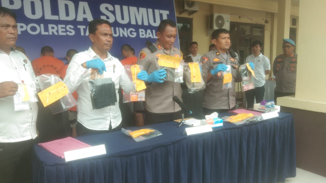 Polres Tanjung Balai,pimpin Konferensi Pers ungkap kasus Tindak Pidana Narkoba selama Pelaksanaan Operasi Kepolisian Antik Toba 2024.