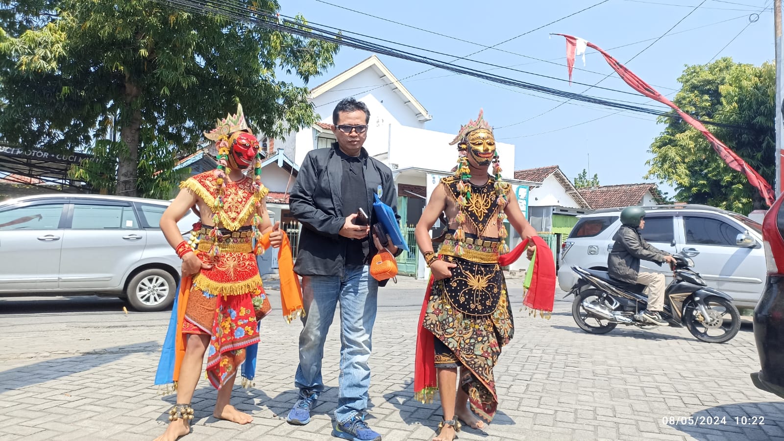 Tokoh Budaya Jati Duwur Jombang Daftar Bacabup Diantar 2 Penari Topeng di DPC PDIP