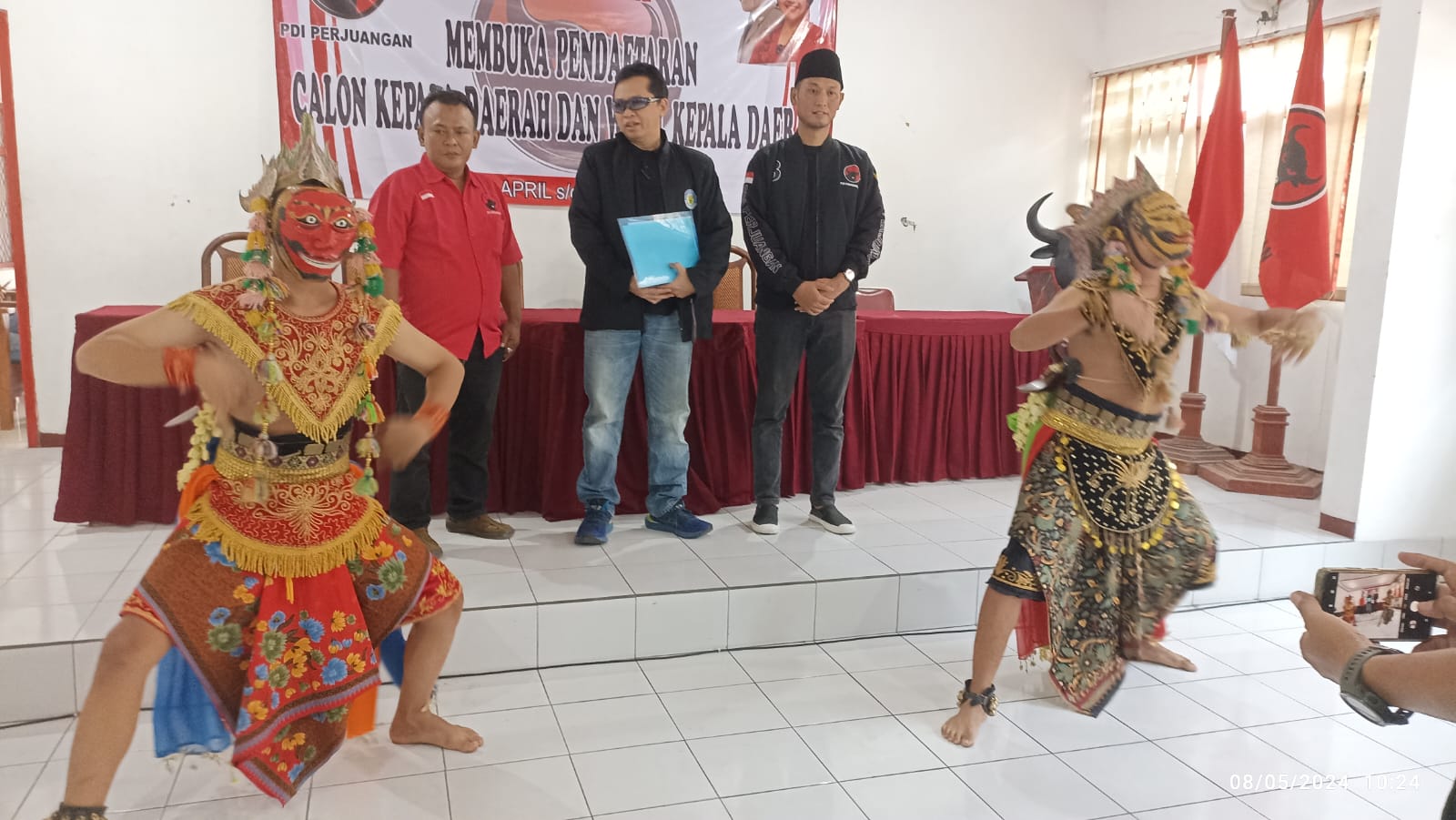 Tokoh Budaya Jati Duwur Jombang Daftar Bacabup Diantar 2 Penari Topeng di DPC PDIP