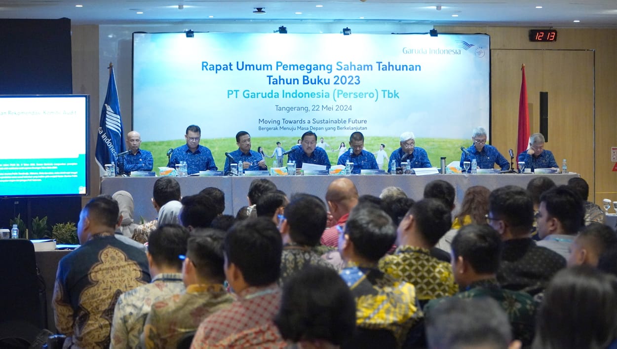 PT GARUDA INDONESIA LAKSANAKAN RAPAT UMUM PEMEGANG SAHAM TAHUNAN (RUPST) TAHUN BUKU 2023 HarianTeks.com l JAKARTA, _PT Garuda Indonesia (Persero) Tbk (“Perusahaan”) pada Rabu (22/5), bertempat di Kantor Pusat Garuda Indonesia, melangsungkan Rapat Umum Pemegang Saham Tahunan (RUPST) Tahun Buku 2023 (“Rapat”), dengan dihadiri/diwakili oleh pemegang 67.555.711.227 lembar saham atau 73,85% dari keseluruhan pemegang saham Garuda Indonesia. Sesuai dengan ketentuan Kuorum Kehadiran Rapat, RUPST kali ini membahas sejumlah mata acara terkait dengan kinerja Perseroan tahun buku 2023 di antaranya; Laporan Tahunan Perseroan Tahun Buku 2023, termasuk di dalamnya Laporan Keuangan Konsolidasian Perseroan dan Laporan Keuangan Program Pendanaan Usaha Mikro dan Usaha Kecil (PUMK) Perseroan serta Laporan Tugas Pengawasan Dewan Komisaris yang berakhir pada tanggal 31 Desember 2023, serta pemberian pelunasan dan pembebasan tanggung jawab sepenuhnya (volledig acquit et de charge) kepada para anggota Direksi dan anggota Dewan Komisaris atas Tindakan pengurusan dan pengawasan yang telah dijalankan selama tahun buku yang berakhir pada 31 Desember 2023; Penunjukan Kantor Akuntan Publik dan/atau Akuntan Publik Utuk Mengaudit Laporan Keuangan Perseroan Tahun Buku 2024 dan Laporan Keuangan Program Pendanaan Usaha Mikro dan Usaha Kecil (PUMK) Perseroan Tahun Buku 2024; hingga Perubahan Pengurus Perseroan. Sementara itu, melalui persetujuan Rapat pada agenda Perubahan Pengurus Perseroan tersebut turut menunjuk Marsekal TNI (Purn.) Fadjar Prasetyo sebagai Komisaris Utama/Komisaris Independen, menggantikan Timur Sukirno yang kini menjabat sebagai Komisaris Independen. Lebih lanjut, pada RUPST tersebut turut mengangkat Enny Kristiani sebagai Direktur Human Capital & Corporate Service. Posisi tersebut sebelumnya diisi Rahmat Hanafi selaku Pelaksana Tugas Direktur Human Capital, menggantikan posisi Almarhum Salman El Farisiy yang telah berpulang pada awal tahun 2024 lalu. Berkenaan dengan perubahan tersebut, maka susunan Direksi Garuda Indonesia adalah sebagai berikut: 1. Direktur Utama: Irfan Setiaputra 2. Direktur Keuangan dan Manajemen Resiko: Prasetio 3. Direktur Niaga: Ade R. Susardi 4. Direktur Operasi: Tumpal Manumpak Hutapea 5. Direktur Teknik: Rahmat Hanafi 6. Direktur Human Capital dan Corporate Service: Enny Kristiani Adapun susunan Dewan Komisaris adalah sebagai berikut: 1. Komisaris Utama/Komisaris Independen: Marsekal TNI (Purn.) Fadjar Prasetyo 2. Komisaris: Chairal Tanjung 3. Komisaris Independen: Timur Sukirno Direktur Utama Garuda Indonesia Irfan Setiaputra mengungkapkan bahwa melalui pelaporan kinerja Perusahaan pada RUPS Tahun Buku 2023, Garuda Indonesia optimistis langkah kinerja penyehatan kinerja dapat terus berjalan on the track khususnya dengan melihat sejumlah indikator penyehatan kinerja usaha yang berjalan optimal utamanya melalui peningkatan proporsi pendapatan usaha hingga EBITDA yang terus menunjukan pertumbuhan positif. “Sejalan dengan dengan upaya berkelanjutan Perseroan untuk terus mengakselerasikan kinerja di tengah optimisme pertumbuhan industri pariwisata, termasuk industri aviasi, Garuda Indonesia akan terus mengoptimalkan berbagai inisiatif di berbagai lini bisnis yang memiliki potensi dalam mendukung revenue Perusahaan,” ujar Irfan. Ia menambahkan, tahun kinerja 2023 menjadi tahun perbaikan sekaligus tahun pembuktian bagi Garuda Indonesia, yang terefleksikan dalam penguatan fundamen kinerja usaha di tengah fase pemulihan pasca rampungnya restrukturisasi pada akhir tahun 2022. “Fundamen kinerja Perusahaan terus menunjukkan tren positif seiring komitmen atas implementasi corrective actions di sepanjang tahun 2023 yang menghasilkan sejumlah capaian krusial. Di antaranya, Perusahaan berhasil mencatatkan laba bersih sebesar USD251,99 juta serta menyelesaikan pembayaran utang secara penuh kepada kreditur dengan nilai utang hingga Rp255 juta sesuai skema perjanjian perdamaian yang mendapatkan putusan homologasi, hingga optimalisasi strategi perbaikan ekuitas Perseroan dan optimalisasi pembentukan sinking fund," jelas Irfan. Berbagai pencapaian Garuda Indonesia dari sisi kinerja entitas bisnis tersebut turut ditunjang inisiatif berkelanjutan dan terbarukan yang merupakan bagian dari komitmen Perusahaan untuk mencapai misi sustainability development goals (SDG). Komitmen tersebut di antaranya diwujudkan Perusahaan melalui upaya dekarbonisasi, kontribusi dalam uji coba penerbangan komersial pertama di Indonesia menggunakan bioavtur J2.4 yang berbasis inti minyak kelapa sawit, serta keterlibatan aktif dalam pengembangan Kabupaten Nias Barat. Lebih lanjut, melalui berbagai inisiatif strategis, Garuda Indonesia pada Kuartal 1-2024 membukukan pertumbuhan pendapatan usaha secara group sebesar 18,07% menjadi US$711,98 juta dibandingkan periode yang sama tahun lalu. Capaian tersebut turut didukung pertumbuhan pendapatan di berbagai lini, termasuk lini Penerbangan berjadwal yang tumbuh sebesar 18,19% menjadi sebesar US$599,01 juta, Penerbangan tidak berjadwal yang tumbuh sebesar 53,57% menjadi sebesar US$19,67 juta, dan Pendapatan lainnya juga juga mencatatkan peningkatan sebesar 11,92% menjadi US$92,28 juta. “Melalui berbagai inisiatif kinerja Perusahaan berkelanjutan yang berlandaskan key driver simple, profitable, dan full-service dengan dibarengi optimisme outlook industri aviasi yang telah kembali ke situasi sebelum pra-pandemi, kami meyakini upaya untuk membawa Perusahaan kembali sehat dapat berjalan on the track sesuai proyeksi,” tutup Irfan.