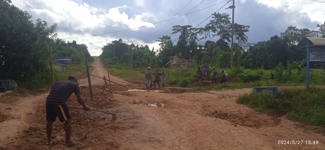 Rusak Parah, Jalan Antar Kampung Distrik Sumuri Yang Dijuluki Daerah Kawasan Industri Hulu Migas