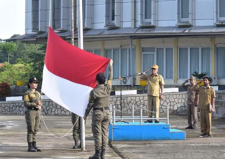 Pemerintah Nias Utara Melaksanakan Ulpacara Penaikan Bendera Merah Putih Di Halaman Kantor Bupati Nias Utara