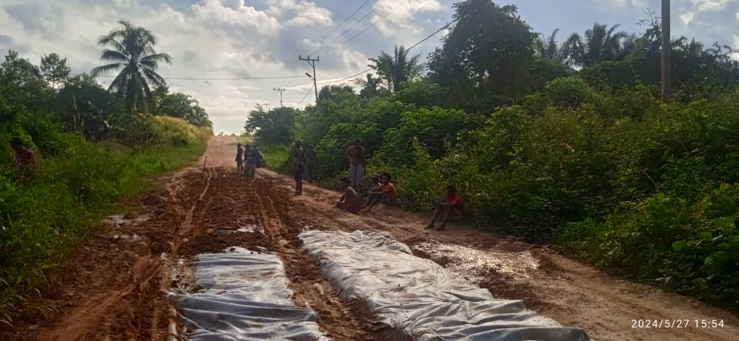 Rusak Parah, Jalan Antar Kampung Distrik Sumuri Yang Dijuluki Daerah Kawasan Industri Hulu Migas