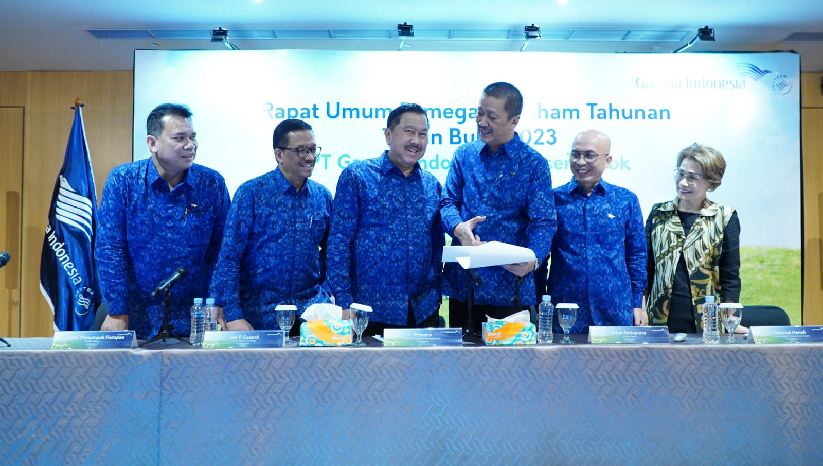 PT GARUDA INDONESIA LAKSANAKAN RAPAT UMUM PEMEGANG SAHAM TAHUNAN (RUPST) TAHUN BUKU 2023

HarianTeks.com l JAKARTA, _PT Garuda Indonesia (Persero) Tbk (“Perusahaan”) pada Rabu (22/5), bertempat di Kantor Pusat Garuda Indonesia, melangsungkan Rapat Umum Pemegang Saham Tahunan (RUPST) Tahun Buku 2023 (“Rapat”), dengan dihadiri/diwakili oleh pemegang 67.555.711.227 lembar saham atau 73,85% dari keseluruhan pemegang saham Garuda Indonesia.

Sesuai dengan ketentuan Kuorum Kehadiran Rapat, RUPST kali ini membahas sejumlah mata acara terkait dengan kinerja Perseroan tahun buku 2023 di antaranya; Laporan Tahunan Perseroan Tahun Buku 2023, termasuk di dalamnya Laporan Keuangan Konsolidasian Perseroan dan Laporan Keuangan Program Pendanaan Usaha Mikro dan Usaha Kecil (PUMK) Perseroan serta Laporan Tugas Pengawasan Dewan Komisaris yang berakhir pada tanggal 31 Desember 2023, serta pemberian pelunasan dan pembebasan tanggung jawab sepenuhnya (volledig acquit et de charge) kepada para anggota Direksi dan anggota Dewan Komisaris atas Tindakan pengurusan dan pengawasan yang telah dijalankan selama tahun buku yang berakhir pada 31 Desember 2023;  Penunjukan Kantor Akuntan Publik dan/atau Akuntan Publik Utuk Mengaudit Laporan Keuangan Perseroan Tahun Buku 2024 dan Laporan Keuangan Program Pendanaan Usaha Mikro dan Usaha Kecil (PUMK) Perseroan Tahun Buku 2024; hingga Perubahan Pengurus Perseroan.

Sementara itu, melalui persetujuan Rapat pada agenda Perubahan Pengurus Perseroan tersebut turut menunjuk Marsekal TNI (Purn.) Fadjar Prasetyo sebagai Komisaris Utama/Komisaris Independen, menggantikan Timur Sukirno yang kini menjabat sebagai Komisaris Independen.
Lebih lanjut, pada RUPST tersebut turut mengangkat Enny Kristiani sebagai Direktur Human Capital & Corporate Service. 

Posisi tersebut sebelumnya diisi Rahmat Hanafi selaku Pelaksana Tugas Direktur Human Capital, menggantikan posisi Almarhum Salman El Farisiy yang telah berpulang pada awal tahun 2024 lalu.

Berkenaan dengan perubahan tersebut, maka susunan Direksi Garuda Indonesia adalah sebagai berikut:
1. Direktur Utama: Irfan Setiaputra
2. Direktur Keuangan dan Manajemen Resiko: Prasetio 
3. Direktur Niaga: Ade R. Susardi
4. Direktur Operasi: Tumpal Manumpak Hutapea
5. Direktur Teknik: Rahmat Hanafi
6. Direktur Human Capital dan Corporate Service: Enny Kristiani

Adapun susunan Dewan Komisaris adalah sebagai berikut:
1. Komisaris Utama/Komisaris Independen: Marsekal TNI (Purn.) Fadjar Prasetyo
2. Komisaris: Chairal Tanjung
3. Komisaris Independen: Timur Sukirno

Direktur Utama Garuda Indonesia Irfan Setiaputra mengungkapkan bahwa melalui pelaporan kinerja Perusahaan pada RUPS Tahun Buku 2023, Garuda Indonesia optimistis langkah kinerja penyehatan kinerja dapat terus berjalan on the track khususnya dengan melihat sejumlah indikator penyehatan kinerja usaha yang berjalan optimal utamanya melalui peningkatan proporsi pendapatan usaha hingga EBITDA yang terus menunjukan pertumbuhan positif.

“Sejalan dengan dengan upaya berkelanjutan Perseroan untuk terus mengakselerasikan kinerja di tengah optimisme pertumbuhan industri pariwisata, termasuk industri aviasi, Garuda Indonesia akan terus mengoptimalkan berbagai inisiatif di berbagai lini bisnis yang memiliki potensi dalam mendukung revenue Perusahaan,” ujar Irfan. 

Ia menambahkan, tahun kinerja 2023 menjadi tahun perbaikan sekaligus tahun pembuktian bagi Garuda Indonesia, yang terefleksikan dalam penguatan fundamen kinerja usaha di tengah fase pemulihan pasca rampungnya restrukturisasi pada akhir tahun 2022.
“Fundamen kinerja Perusahaan terus menunjukkan tren positif seiring komitmen atas implementasi corrective actions di sepanjang tahun 2023 yang menghasilkan sejumlah capaian krusial. 

Di antaranya, Perusahaan berhasil mencatatkan laba bersih sebesar USD251,99 juta serta menyelesaikan pembayaran utang secara penuh kepada kreditur dengan nilai utang hingga Rp255 juta sesuai skema perjanjian perdamaian yang mendapatkan putusan homologasi, hingga optimalisasi strategi perbaikan ekuitas Perseroan dan optimalisasi pembentukan sinking fund," jelas Irfan.

Berbagai pencapaian Garuda Indonesia dari sisi kinerja entitas bisnis tersebut turut ditunjang inisiatif berkelanjutan dan terbarukan yang merupakan bagian dari komitmen Perusahaan untuk mencapai misi sustainability development goals (SDG). 

Komitmen tersebut di antaranya diwujudkan Perusahaan melalui upaya dekarbonisasi, kontribusi dalam uji coba penerbangan komersial pertama di Indonesia menggunakan bioavtur J2.4 yang berbasis inti minyak kelapa sawit, serta keterlibatan aktif dalam pengembangan Kabupaten Nias Barat.
Lebih lanjut, melalui berbagai inisiatif strategis, Garuda Indonesia pada Kuartal 1-2024 membukukan pertumbuhan pendapatan usaha secara group sebesar 18,07% menjadi US$711,98 juta dibandingkan periode yang sama tahun lalu. Capaian tersebut turut didukung pertumbuhan pendapatan di berbagai lini, termasuk lini Penerbangan berjadwal yang tumbuh sebesar 18,19% menjadi sebesar US$599,01 juta, Penerbangan tidak berjadwal yang tumbuh sebesar 53,57% menjadi sebesar US$19,67 juta, dan Pendapatan lainnya juga juga mencatatkan peningkatan sebesar 11,92% menjadi US$92,28 juta.

“Melalui berbagai inisiatif kinerja Perusahaan berkelanjutan yang berlandaskan key driver simple, profitable, dan full-service dengan dibarengi optimisme outlook industri aviasi yang telah kembali ke situasi sebelum pra-pandemi, kami meyakini upaya untuk membawa Perusahaan kembali sehat dapat berjalan on the track sesuai proyeksi,” tutup Irfan.