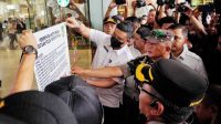 Harianteks.com | MEDAN_Sikap tegas kembali dilakukan Wali kota Medan, Bobby Nasution terhadap wajib pajak yang melakukan tunggakan pembayaran pajak. Kali ini Mall Center Point yang berada dijalan Jawa, Kec. Medan Timur disegel oleh Bobby Nasution, Rabu (15/5/24). Penyegelan tersebut disebabkan oleh tunggakan pajak yang belum dibayarkan mall center point ke Pemko Medan sebesar Rp 250 Milyar lebih. Penyegelan dilakukan dengan cara penempelan stiker segel oleh Bobby Nasution di pintu masuk Mall serta pemasangan spanduk yang bertuliskan "Bangunan Gedung Ini Ditutup/Disegel". Usai melakukan penyegelan, Bobby Nasution mengatakan pemberitahuan dan himbauan sudah berulang kali di sampaikan ke pihak center point, karena memang ada tunggakan dari sejak berdiri tahun 2011 sampai dengan hari ini masih ada kewajiban yang belum dibayarkan sebesar Rp 250 Milyar. " kita sudah berulang kali mengingatkan kepada pihak mall centre point di mana memang ada tunggakan kewajiban mulai dari tahun 2011, mulai pertama sekali dibangun sampai hari ini masih ada kewajiban yang belum dibayarkan lebih dari Rp 250 miliar,"kata Bobby Nasution. Bobby Nasution juga menyampaikan Pemko Medan sebelumnya telah bertemu dengan pihak PT. ACK selaku pengelola mall center point guna membahas pembayaran tunggakan pajak tersebut. Pemko Medan memberikan deadline sampai dengan tanggal 15 Mei. "Namun karena tidak dibayarkan juga sampai dengan batas waktu yang telah ditentukan maka hari ini melakukan penyegelan,"ujar Bobby Nasution. Bobby Nasution juga mengatakan sebelumnya juga telah dilakukan penyegelan pada tahun 2021 dan dibuka kembali karena PT. ACK telah membayarkan Pajak Bumi dan Bangunan (PBB) sebesar Rp 50 milyar. Penyegelan ini dilakukan dengan pengawalan ketat dari pihak TNI, POLRI, satpol PP menghimbau pengunjung dan pemilik toko melalui alat pengeras suara untuk segera meninggalkan atau mengosongkan lokasi mall karena mall akan di segel. "Kami himbau kepada seluruh pengunjung dan pemilik toko agar segera meninggalkan atau mengosongkan area mall karena akan segera dilakukan penyegelan demikian himbauan yang kami berikan terimakasih" ucap salah satu petugas satpol PP. Salah satu pemilik toko yang tidak ingin disebutkan namanya mengatakan bahwa pemilik toko yang berada di dalam mall center point selalu membayar pajak ke pengelola mall. "Kami selalu tepat waktu bayar pajak kami tidak tau bahwa pihak pengelola tidak membayar ke pemerintah setempat kalau begini kami yang bisa gulung tikar jika tidak ada penyelesaian dari pihak pengelola, kami mohon agar segera terselesaikan agar mall bisa beroperasi seperti biasanya" Ujarnya. Bangunan Mal Centre Point berdiri di atas lahan milik PT Kereta Api Indonesia (KAI) yang bersengketa. Sehingga mal tersebut juga tidak mengantongi Izin Mendirikan Bangunan (IMB) di lahan tersebut. Pemko Medan tidak pernah menyetujui pembangunan mal di atas lahan PT KAI itu. Bobby menegaskan Pemko Medan memberikan waktu sampai 30 Mei 2024 ke PT ACK untuk melunasi kewajiban pajaknya. Jika tidak, bangunan Mal Centre Point tersebut akan dibongkar. "PT ACK memohonkan waktu sampai tanggal 30 Mei, karena memang ini harus ada kesepakatan terlebih dahulu antara PT ACK sama PT KAI nya. Tanggal 30 kalau nggak ada uang masuk sama kami, dibongkar," katanya. Editor : Abdul Reporter : (ozy)