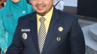 BUPATI TAPSEL USUL PERUBAHAN PETA AREAL KERJA PT.TOBA PULP LESTARI TBK. TAPSEL / Sipirok Bupati Tapanuli selatan H.Dolly putra parlindungan pasaribu sp.t.mm telah mengajukan usulan perubahan peta Areal TPL Toba pulp lestari tbk,di wilayah kabupaten tapanuli selatan kepada bapak Gubernur Sumatera utara. PT.Toba Pulp Tbk Merupakan perusahaan yang bergerak di bidang hutan tanaman industri pulp yang wilayahnya di beberapa kabupaten/ kota provinsi sumatera utara dan sebagian wilayah Usahanya ada di kabupaten tapanuli selatan seluas 13.265 ha. PT pulp lestari mendapat izin PBPH seluas 167.912 Ha yang di berikan Menteri Lingkungan hidup dan kehutanan Nomor : SK.493/ KPTS -II/1992 Jo.SK.1487/Men LHK/ Setjen/HPL.0/12/21 Tanggal 31 Desember 2021. Terhadap izin PBHP PT.Toba pulp Lestari tbk,tersebut pada butir 2 ( dua) maka di kabupaten tapanuli selatan mendapatkan izin seluas 13.265 Ha untuk di usahai. PT.Toba pulp Lestari telah mendapatkan Rencana kerja tahunan pada tahun 2024 seluas 1883 Ha yang di dasarkan rencana kerja usaha yang disetujui oleh kementerian lingkungan hidup dan kehutanan. PT Toba pulp Lestari sebelum pelaksanaan pembersihan lahan untuk di tanami Euacalyptus juga telah mengadakan sosialisasi kepada warga Desa pada areal operasional. Setelah selesai dilaksanakan ternyata ada sebagian lahannya yang sudah terlanjur di usahai oleh warga dengan ditanami berbagai jenis tanaman,perkebunan ,padi,dan tanaman campuran lainnya.juga di dalam areal kerja di maksud terdapat fasilitas umum berupa perkampungan,sekolahan,Masjid,kantor kesehatan dan kantor pemerintahan Desa dan kantor kelurahan dan sebagian lahan perkebunan masyarakat telah terbit surat surat sebagai alas haknya. Atas dasar tersebut di atas butir 1 s/d 6 PT.Toba pulp Lestari Tbk telah mengadakan kegiatan pembersihan lahan dan penanaman pohon euacalyptus di sebagian lahan masyarakat sebagaimana di maksud butir 6.hal tersebut mengakibatkan Masyarakat melakukan protes baik secara secara langsung kepada PT Toba pulp lestari tbk maupun mengadakan unjuk rasa ke kantor Bupati kab tapanuli selatan,DPRD Tapsel maupun DPRD Provinsi Sumatera Utara yang isi tuntutannya agar dilakukan revisi pada peta Areal kerja PT Toba Pulp Lestari juga penghentian sementara kegiatan operasional. Tuntutan warga Masyarakat tersebut butir 7 yang di sampaikan kepada pemerintah Daerah kabupaten Tapanuli Selatan telah di tanggapi dengan menjelaskan bahwa tidak ada hak dan kewenangan pemerintah Daerah kabupaten Tapanuli Selatan sesuai ketentuan undang undang untuk melakukan Revisi atau penghentian sementara operasional terhadap kegiatan pada peta Areal kerja PT.Toba pulp Lestari. Berdasarkan Butir 1 s/d 8 bersama ini mohon dengan hormat kepada bapak Gubernur Sumatera Utara kiranya berkenan untuk menyampaikan usul perubahan peta areal usaha PT Toba pulp Lestari tbk seluas 13.265 Ha di kabupaten Tapanuli selatan yang teknis pelaksanaan perubahan petanya diharap dinas kehutanan provinsi sumatera utara dapat berkoordinasi dan kerjasama dengan pemerintah kabupaten tapanuli selatan. Untuk itu Bapak bupati kabupaten tapanuli selatan H.Dolly putra parlindungan pasaribu sp.t.mm.menghimbau kepada seluruh masyarakat yang terdampak oleh PT.Toba pulp untuk tetap berkoordinasi dengan pemerintah. Dolly juga berupaya untuk memperjuangkan lahan masyarakat yang sudah di garap oleh TPL,untuk itu dolly mengingatkan kepada masyarakat supaya jangan percaya kepada siapapun selain pemerintah,sebagai bupati sepenuhnya hak hak warganya akan kita perjuangkan,demi kepentingan masyarakat dengan cara apapun kita coba upayakan agar masyarakat tidak merasa terusik akibat Tpl yang sudah mengambil lahan masyarakat. Mari kita serahkan sepenuhnya kepada Gubernur sumatera utara supaya usul perubahan peta Areal kerja Toba Pulp lestari,Tbk dapat terwujud,untuk itu jangan mudah percaya kepada oknum yang kurang bertanggung jawab mari kita serahkan sepenuhnya kepada pemerintah untuk di tindak lanjuti. ( kabiro Harianteks morasiregar Tapsel )