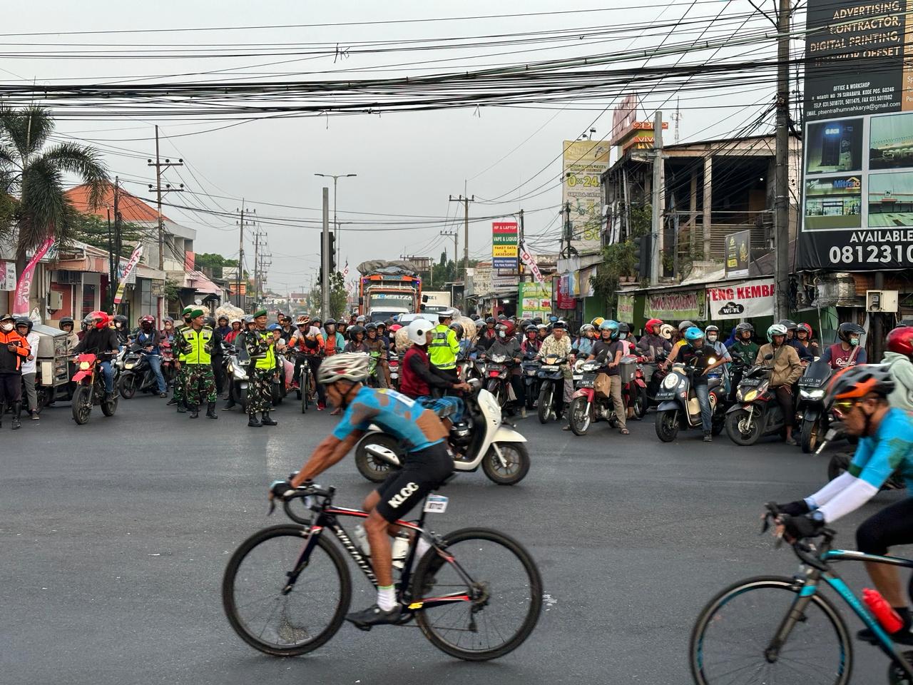 Polresta Sidoarjo Amankan Jalur Tour de Panderman 2024 Warga Antusias Suport Para Pembalap