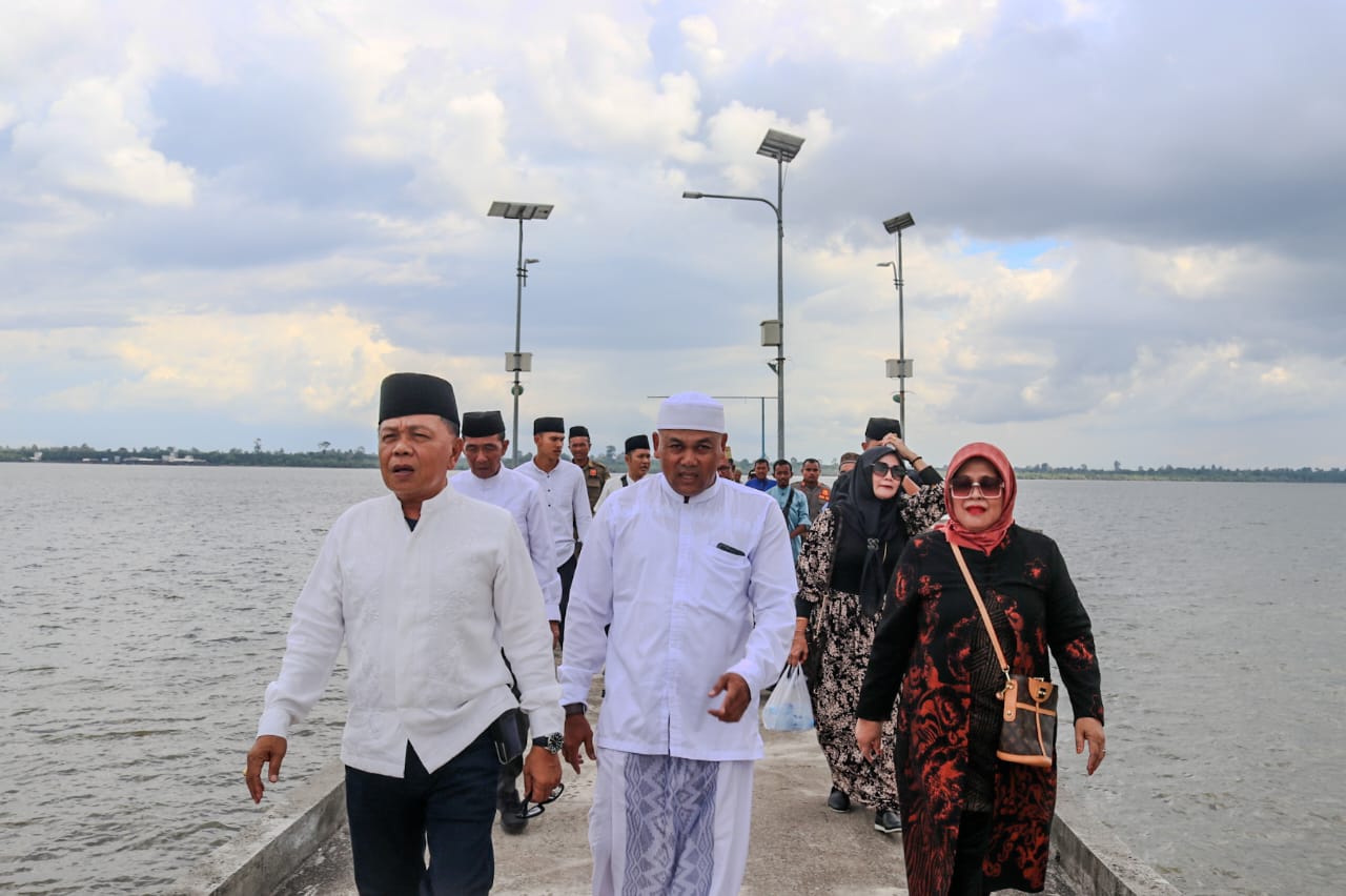 Idul Adha di Kampung Halaman, Bupati Asmar Kurban 2 Ekor Sapi