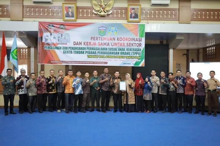 Hari ini kami didampingi Ketua TP. PKK Ibu Herlina,S.Sos Membuka secara resmi sosialisasi Kordinasi dan Kerja Sama Lintas Sektor Pencegahan dan Penanganan Permasalahan Sosial Anak, kekerasan serta TPPO Alhamdulillah berkat kerja sama stokholder di tahun 2023 kemarin pemerintah kita telah berhasil mendapatkan perdikat Kota Layak Anak tingkat Madia, patut disyukuri karena persoalan penanganan kekerasan terhadap anak dan TPPO sejak awal kita telah gerakan, Pemerintah Kota Sungai Penuh dan Stekholder secara bersamaan menandatangani nota kesepahaman penanganan Kolaborasi antara sektoral Perlindungan anak. Dalam mempersiapkan generasi yang unggul dan berkarakter Pemerintah Kota Sungai Penuh telah memprogram kan kegiatan keagamaan di setiap Kecamatan dan Desa, seperti rumah tahfidz dan mengaktifkan TPA di Masjid-Masjid, semoga sosialisasi ini dapat melahirkan pencerahan baru yang dapat menjawab tantangan persoalan anak di masa sekarang.