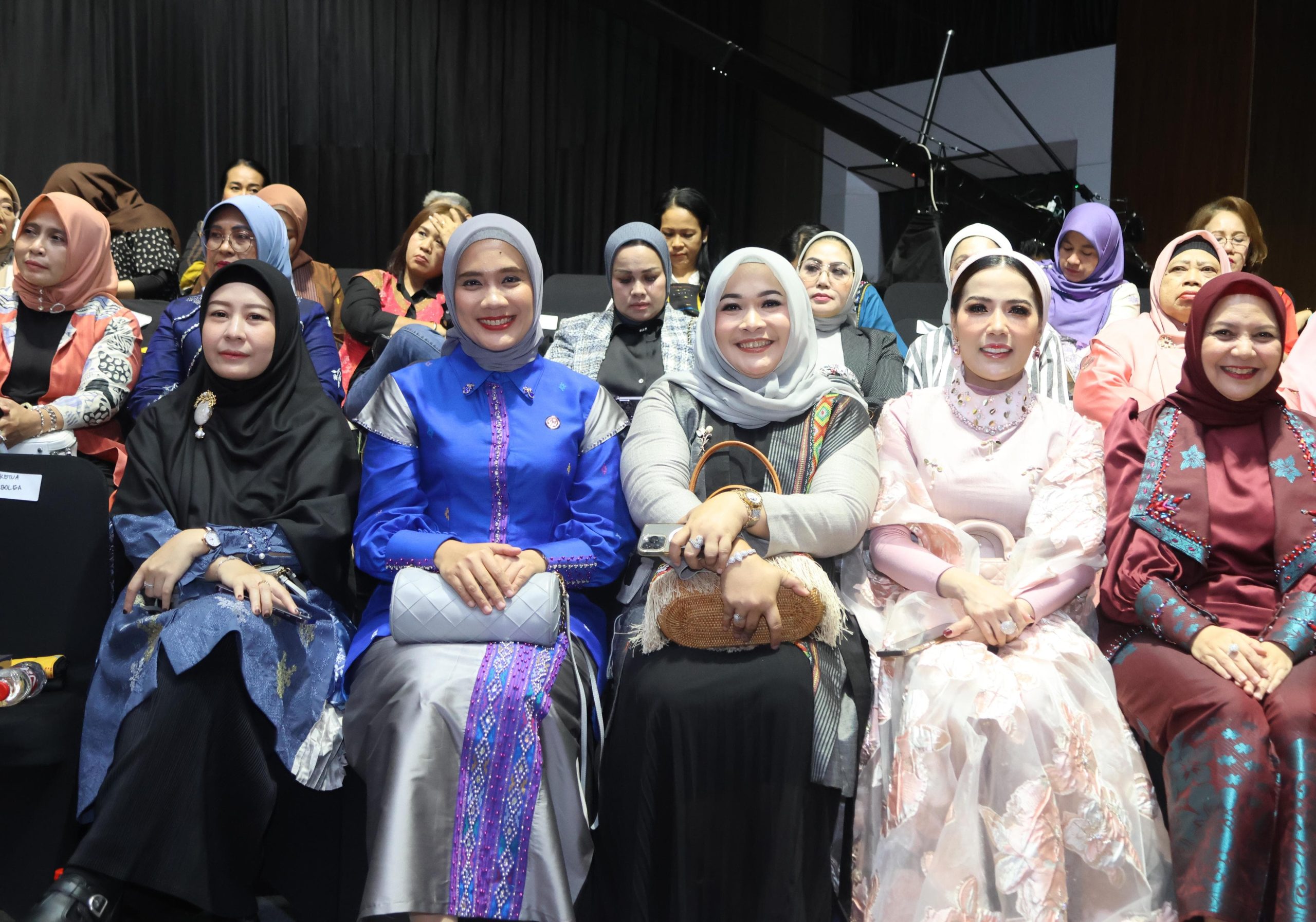 Peduli Akan Peningkatan UMKM, Ketua Dekranasda Tapsel Hadiri Medan Fashion Festival