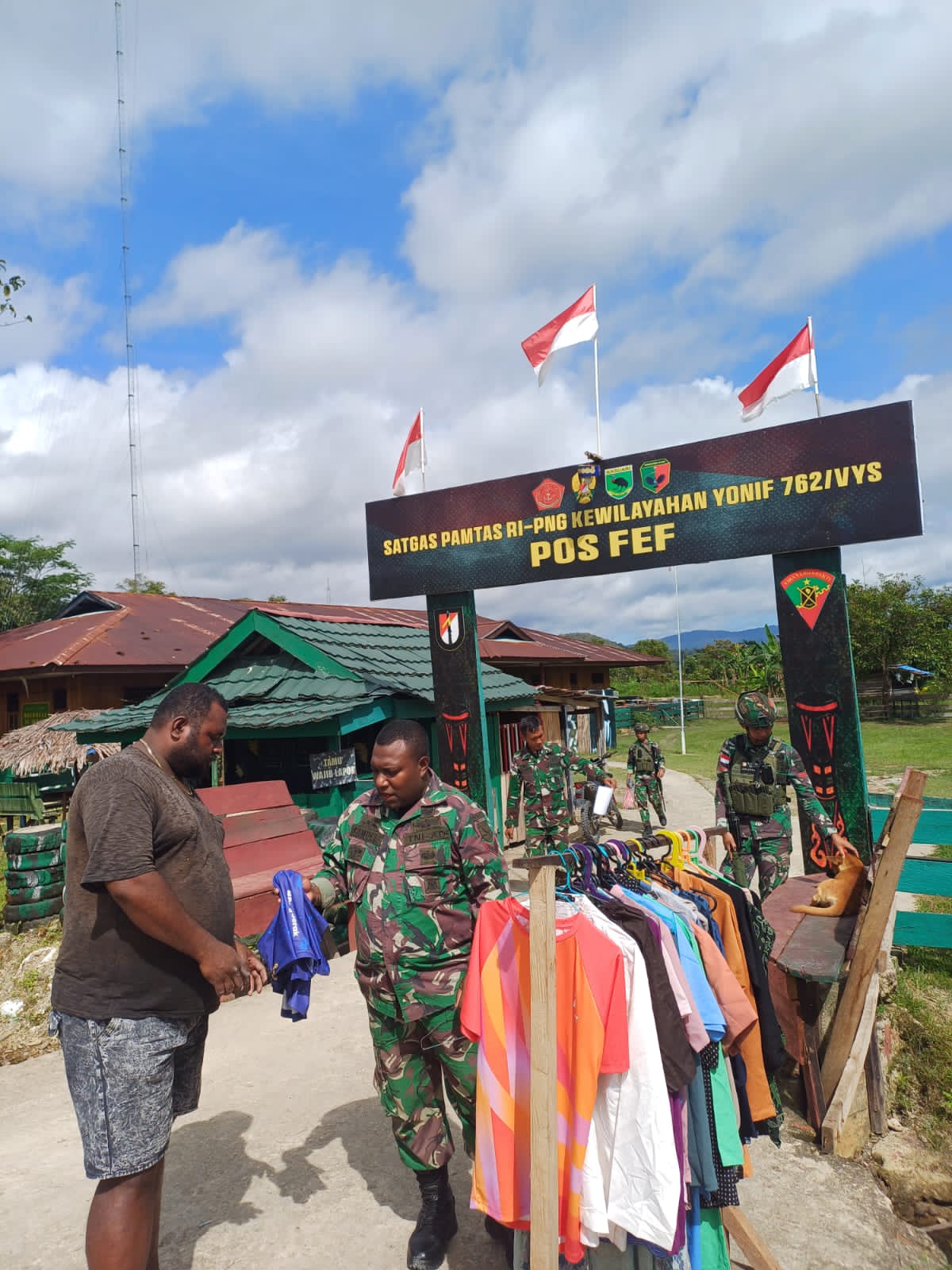 Kepedulian Satgas Yonif 762/VYS Bagi Baju Gratis untuk Warga Distrik FEF