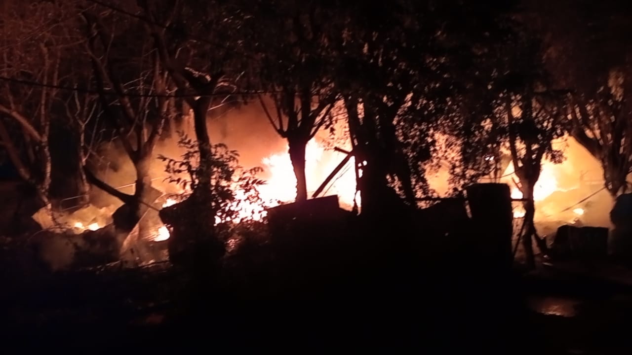 Lapak Pengepul Barang Bekas Plastik Hangus Di Lalap Si Jago Merah